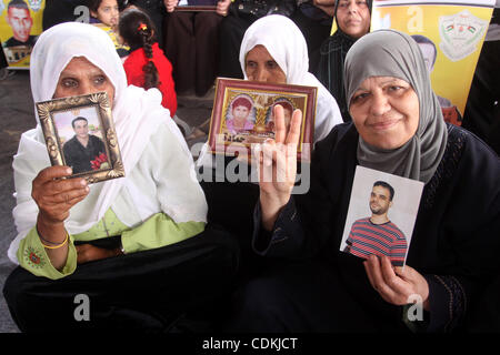 21. März 2011 - Gaza-Stadt, Gaza-Streifen - palästinensische Frauen halten Bilder von inhaftierten Angehörigen während einer Protestaktion fordern die Freilassung von palästinensischen Häftlingen aus israelischen Gefängnissen. Gaza-Stadt. (Bild Kredit: Mohammed Asad/apaimages/ZUMApress.com ©) Stockfoto