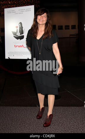 21. März 2011 kommt - West Hollywood, Kalifornien, USA - Catherine Keener für die Premiere des Films "Trust" an der DGA-Theater. (Kredit-Bild: © Lisa O'Connor/ZUMAPRESS.com) Stockfoto