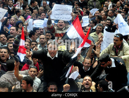 Ägyptische Polizei protestieren vor dem Innenministerium fordern eine Erhöhung ihrer Löhne in Kairo, Ägypten, Dienstag, 22. März 2011. Das arabische auf den Aufbau von liest: "Innenministerium.". Foto von Ahmed Asad Stockfoto