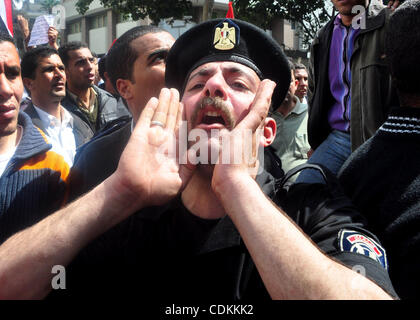 22. März 2011 protestieren - Kairo, Ägypten - ägyptische Polizei vor dem Innenministerium fordern eine Erhöhung ihrer Löhne in Kairo. (Bild Kredit: Ahmed Asad/apaimages/ZUMApress.com ©) Stockfoto