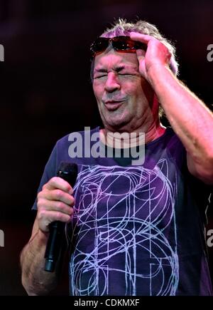 23. März 2011 - Moskau, Russland - IAN GILLAN von Deep Purple auf der Bühne. (Kredit-Bild: © PhotoXpress/ZUMAPRESS.com) Stockfoto