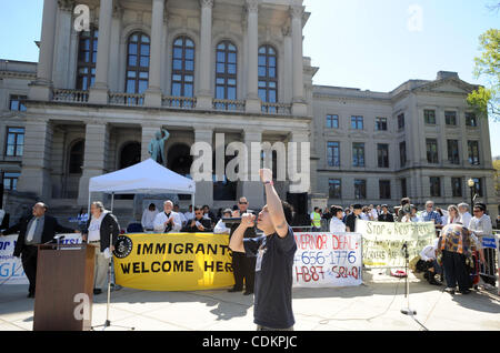 24. März 2011 - Atlanta, GEORGIA, USA - Rallyes Oganizer Adam Kuranishi das Publikum während einer Einwanderung Wechselprotest an der State Capitol in Atlanta, Georgia USA am 24. März 2011.  Mehrere Gruppen protestierten gegen eine harte Arizona-Stil Zuwanderungsgesetz nun vor der Georgien-Gesetzgeber. Die propos Stockfoto