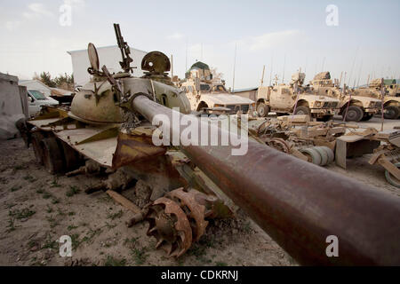 25. März 2011 - Qalat, Zabul Provinz, Afghanistan - ein zerstörter sowjetischer Panzer ruht neben US militärische MRAP (mir beständig Hinterhalt geschützt) Fahrzeuge im Fuhrpark bei Forward Operating Base (FOB) Smart in der Provinzhauptstadt von Qalat in Zabul Provinz. Bei FOB-Smart, der Anführer der Hauptsitz Stockfoto