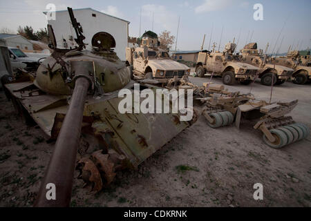 25. März 2011 - Qalat, Zabul Provinz, Afghanistan - ein zerstörter sowjetischer Panzer ruht neben US militärische MRAP (mir beständig Hinterhalt geschützt) Fahrzeuge im Fuhrpark bei Forward Operating Base (FOB) Smart in der Provinzhauptstadt von Qalat in Zabul Provinz. Bei FOB-Smart, der Anführer der Hauptsitz Stockfoto