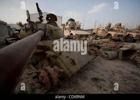 25. März 2011 - Qalat, Zabul Provinz, Afghanistan - ein zerstörter sowjetischer Panzer ruht neben US militärische MRAP (mir beständig Hinterhalt geschützt) Fahrzeuge im Fuhrpark bei Forward Operating Base (FOB) Smart in der Provinzhauptstadt von Qalat in Zabul Provinz. Bei FOB-Smart, der Anführer der Hauptsitz Stockfoto