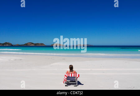 26. März 2011 - Esperance, Western Australia, Australien - A Beachgoer sitzt auf dem weißen sand Strand von Lucky Bay in Cape Le Grand Nationalpark entlang der südlichen Küste von Western Australia.  Die relative Abgeschiedenheit des Strandes bietet Besuchern Plently Abgeschiedenheit am Strand entlang.  Die Strände in und aro Stockfoto