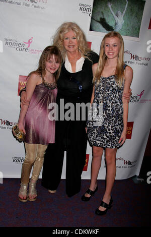 26. März 2011 - Hollywood, Kalifornien, USA -... Los Angeles Frauen Film Festival Premiere der '' speichern Grace B. Jones'' unter der Regie von Connie Stevens. Laemmles Sunset 5 Theater, Los Angeles, CA.03/26/2011. LIBERTY SMITH, CONNIE STEVES UND RYLEE FANSLER. 2011 (Kredit-Bild: © Clinton Wallace/Globe P Stockfoto