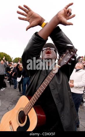 27. März 2011 - Los Angeles, Kalifornien, USA - Möchtegern-Stars warten ihrerseits ins Los Angeles Sports Arena zum Vorsprechen für Simon Cowell "X Factor". Stockfoto