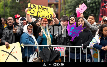 27. März 2011 - Los Angeles, Kalifornien, USA - Möchtegern-Stars warten ihrerseits ins Los Angeles Sports Arena zum Vorsprechen für Simon Cowell "X Factor". Stockfoto