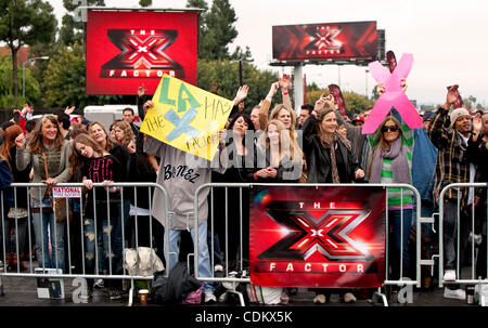 27. März 2011 - Los Angeles, Kalifornien, USA - Möchtegern-Stars warten ihrerseits ins Los Angeles Sports Arena zum Vorsprechen für Simon Cowell "X Factor". Stockfoto