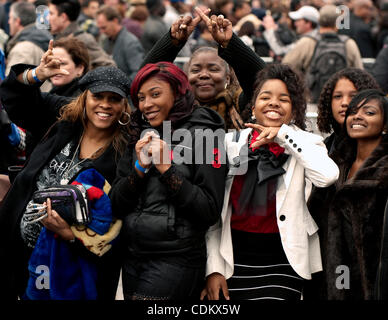 27. März 2011 - Los Angeles, Kalifornien, USA - Möchtegern-Stars warten ihrerseits ins Los Angeles Sports Arena zum Vorsprechen für Simon Cowell "X Factor". Stockfoto