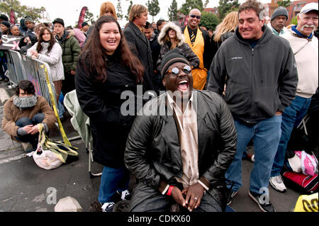 27. März 2011 - Los Angeles, Kalifornien, USA - Möchtegern-Stars warten ihrerseits ins Los Angeles Sports Arena zum Vorsprechen für Simon Cowell "X Factor". Stockfoto