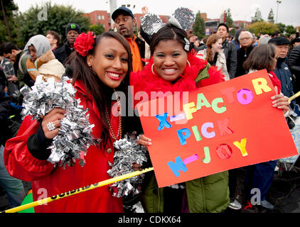 27. März 2011 - Los Angeles, Kalifornien, USA - Möchtegern-Stars warten ihrerseits ins Los Angeles Sports Arena zum Vorsprechen für Simon Cowell "X Factor". Stockfoto