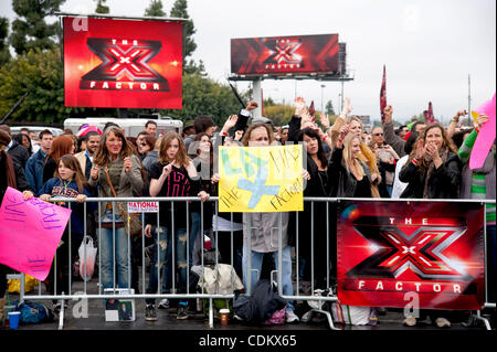 27. März 2011 - Los Angeles, Kalifornien, USA - Möchtegern-Stars warten ihrerseits ins Los Angeles Sports Arena zum Vorsprechen für Simon Cowell "X Factor". Stockfoto