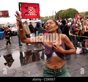 27. März 2011 - Los Angeles, Kalifornien, USA - Möchtegern-Stars warten ihrerseits ins Los Angeles Sports Arena zum Vorsprechen für Simon Cowell "X Factor". Stockfoto