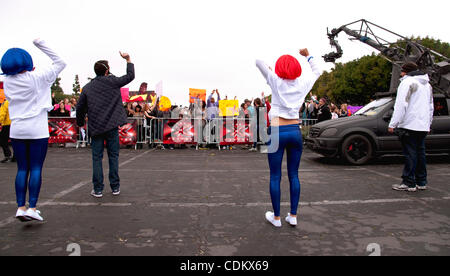 27. März 2011 - Los Angeles, Kalifornien, USA - Möchtegern-Stars warten ihrerseits ins Los Angeles Sports Arena zum Vorsprechen für Simon Cowell "X Factor". Stockfoto