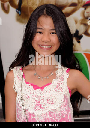 27. März 2011 - Los Angeles, Kalifornien, USA - Tiffany Espensen Teilnahme an Universal Pictures-Welt-Premiere von "HOP '' Held in Universal City Walk in Universal City, Kalifornien, auf 3 / 27/11. 2011. (Kredit-Bild: © D. Long/Globe Photos/ZUMAPRESS.com) Stockfoto