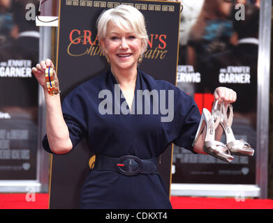 27. März 2011 - Hollywood, Kalifornien, USA - Helen Mirren Hand & Foot Print Zeremonie an Graumans Chinese Theatre. (Kredit-Bild: © Lisa O'Connor/ZUMAPRESS.com) Stockfoto