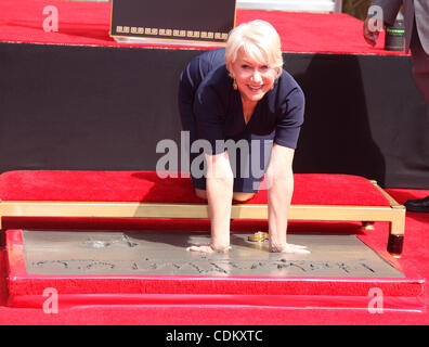 27. März 2011 - Hollywood, Kalifornien, USA - Helen Mirren Hand & Foot Print Zeremonie an Graumans Chinese Theatre. (Kredit-Bild: © Lisa O'Connor/ZUMAPRESS.com) Stockfoto