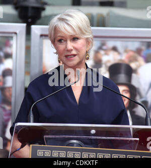 27. März 2011 - Hollywood, Kalifornien, USA - Helen Mirren Hand & Foot Print Zeremonie an Graumans Chinese Theatre. (Kredit-Bild: © Lisa O'Connor/ZUMAPRESS.com) Stockfoto