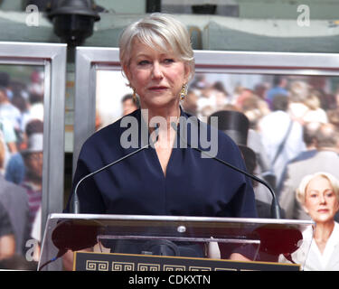 27. März 2011 - Hollywood, Kalifornien, USA - Helen Mirren Hand & Foot Print Zeremonie an Graumans Chinese Theatre. (Kredit-Bild: © Lisa O'Connor/ZUMAPRESS.com) Stockfoto