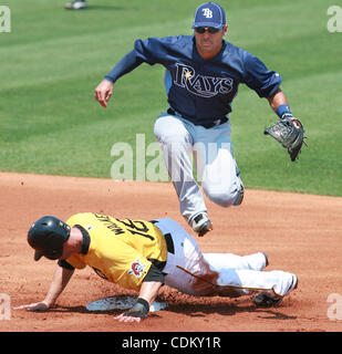 27. März 2011 - Bradenton, FL, USA - JAMES BORCHUCK |   Times.OT 335126 BORC rays (27.03.11) (Bradenton, FL) Neil Walker wird bei Sekunde auf einem Andrew McCutchen Doppel zu spielen wie Sean Rodriguez über ihn im ersten Inning während der Strahlen Frühling Trainingsspiel gegen die Piraten an der McKechnie springt Stockfoto