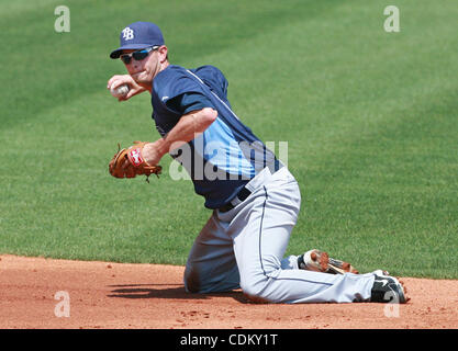 27. März 2011 - Bradenton, FL, USA - JAMES BORCHUCK |   Times.OT 335126 BORC rays (27.03.11) (Bradenton, FL) nach dem Absetzen ein Lyle Overbay Grounder im ersten Inning, Reid Brignac macht einen spektakuläreren Wurf zu ersten entspringen Knie rechtzeitig für den Out während die Strahlen Trainingsspiel gegen t Stockfoto