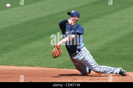 27. März 2011 - Bradenton, FL, USA - JAMES BORCHUCK |   Times.OT 335126 BORC rays (27.03.11) (Bradenton, FL) nach dem Absetzen ein Lyle Overbay Grounder im ersten Inning, Reid Brignac macht einen spektakuläreren Wurf zu ersten entspringen Knie rechtzeitig für den Out während die Strahlen Trainingsspiel gegen t Stockfoto