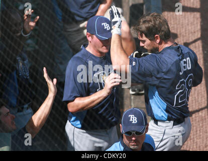 27. März 2011 - Bradenton, FL, USA - JAMES BORCHUCK |   Times.OT 335126 BORC rays (27.03.11) (Bradenton, FL) John Jaso ist gratulierte in seinen neunten Inning Homer das Spiel im gebunden Einbaum-Afte 4-4 während der Strahlen Frühling Trainingsspiel gegen die Piraten in der McKechnie Field in Bradenton, Sonntag Stockfoto