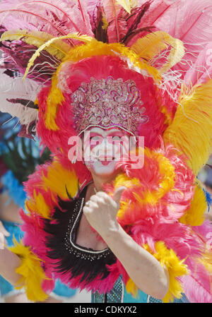 28. März 2011 - Santa Barbara, CA, USA - die jährliche Summer Solstice Parade durch die Innenstadt von Santa Barbara, Kalifornien, Funktionen schrulligen, skurrilen und bunte schwimmt und Kostüme. Mehr als 1.000 Menschen beteiligen sich an der Parade, die von Zehntausenden von Menschen beobachtet wird. Alle Schwimmer Ã "motorisierten Ve Stockfoto