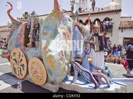 28. März 2011 - Santa Barbara, CA, USA - die jährliche Summer Solstice Parade durch die Innenstadt von Santa Barbara, Kalifornien, Funktionen schrulligen, skurrilen und bunte schwimmt und Kostüme. Mehr als 1.000 Menschen beteiligen sich an der Parade, die von Zehntausenden von Menschen beobachtet wird. Alle Schwimmer Ã "motorisierten Ve Stockfoto