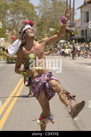 28. März 2011 - Santa Barbara, CA, USA - die jährliche Summer Solstice Parade durch die Innenstadt von Santa Barbara, Kalifornien, Funktionen schrulligen, skurrilen und bunte schwimmt und Kostüme. Mehr als 1.000 Menschen beteiligen sich an der Parade, die von Zehntausenden von Menschen beobachtet wird. Alle Schwimmer - motorisierte veh Stockfoto