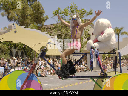 28. März 2011 - Santa Barbara, CA, USA - die jährliche Summer Solstice Parade durch die Innenstadt von Santa Barbara, Kalifornien, Funktionen schrulligen, skurrilen und bunte schwimmt und Kostüme. Mehr als 1.000 Menschen beteiligen sich an der Parade, die von Zehntausenden von Menschen beobachtet wird. Alle Schwimmer - motorisierte veh Stockfoto