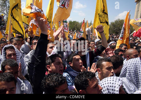 Palästinensische Studenten und Fatah-Anhänger, die loyal gegenüber dem palästinensischen Präsidenten Mahmoud Abbas Birzeit University Student Council Wahlkampagne der Birzeit Universität in der Westbank Ramallah am 29. März 2011 teilnehmen. Foto von Issam Rimawi Stockfoto