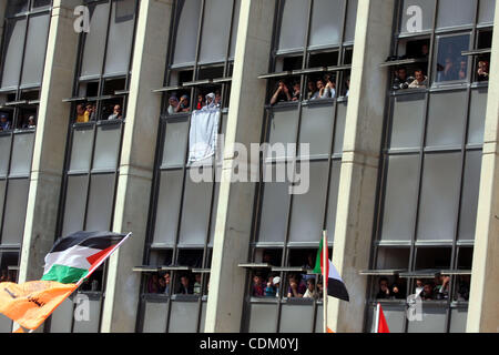 Palästinensische Studenten und Fatah-Anhänger, die loyal gegenüber dem palästinensischen Präsidenten Mahmoud Abbas Birzeit University Student Council Wahlkampagne der Birzeit Universität in der Westbank Ramallah am 29. März 2011 teilnehmen. Foto von Issam Rimawi Stockfoto