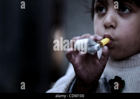 Palästinenser Flüchtlinge Kinder abgebildet sind, spielen in der Gasse von al-Shatea Flüchtlingslager im Westen von Gaza-Stadt am 29. März 2011. Foto von Mustafa Hassona Stockfoto