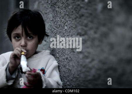 Palästinenser Flüchtlinge Kinder abgebildet sind, spielen in der Gasse von al-Shatea Flüchtlingslager im Westen von Gaza-Stadt am 29. März 2011. Foto von Mustafa Hassona Stockfoto