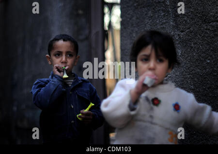 Palästinenser Flüchtlinge Kinder abgebildet sind, spielen in der Gasse von al-Shatea Flüchtlingslager im Westen von Gaza-Stadt am 29. März 2011. Foto von Mustafa Hassona Stockfoto