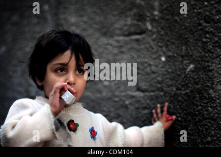 Palästinenser Flüchtlinge Kinder abgebildet sind, spielen in der Gasse von al-Shatea Flüchtlingslager im Westen von Gaza-Stadt am 29. März 2011. Foto von Mustafa Hassona Stockfoto