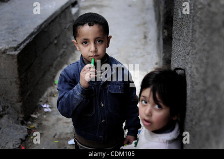 Palästinenser Flüchtlinge Kinder abgebildet sind, spielen in der Gasse von al-Shatea Flüchtlingslager im Westen von Gaza-Stadt am 29. März 2011. Foto von Mustafa Hassona Stockfoto