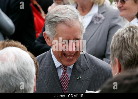 29. März 2011-chats - Sintra, Portugal - Prinz CHARLES, der Prinz von Wales, mit freiwilligen Helfern und Mitgliedern der britischen Community im Monserrate Park. Prinz Charles und seine Frau Camilla sind für einen zweitägigen Besuch in Portugal. (Kredit-Bild: © Paul Cordeiro/ZUMAPRESS.com) Stockfoto