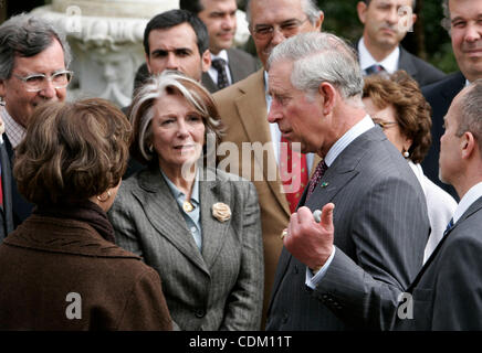 29. März 2011-chats - Sintra, Portugal - Prinz CHARLES, der Prinz von Wales, mit freiwilligen Helfern und Mitgliedern der britischen Community im Monserrate Park. Prinz Charles und seine Frau Camilla sind für einen zweitägigen Besuch in Portugal. (Kredit-Bild: © Paul Cordeiro/ZUMAPRESS.com) Stockfoto