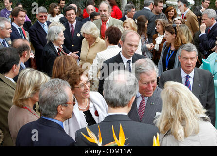 29. März 2011-chats - Sintra, Portugal - Prinz CHARLES, der Prinz von Wales, mit freiwilligen Helfern und Mitgliedern der britischen Community im Monserrate Park. Prinz Charles und seine Frau Camilla sind für einen zweitägigen Besuch in Portugal. (Kredit-Bild: © Paul Cordeiro/ZUMAPRESS.com) Stockfoto