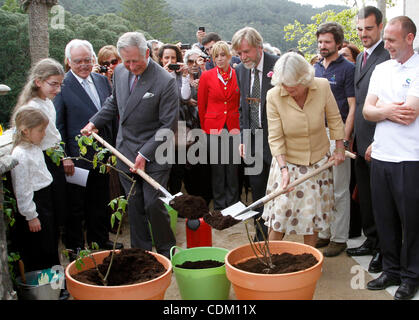 29. März 2011 - Sintra, Portugal - Prinz CHARLES, der Prinz von Wales und seine Frau CAMILLA PARKER BOWLES Pflanzen Rosen in einer Vase im Monserrate Park. Prinz Charles und seine Frau Camilla sind für einen zweitägigen Besuch in Portugal. (Kredit-Bild: © Paul Cordeiro/ZUMAPRESS.com) Stockfoto