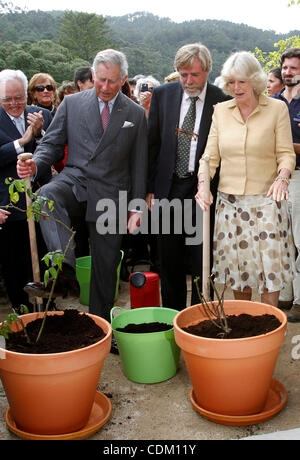 29. März 2011 - Sintra, Portugal - Prinz CHARLES, der Prinz von Wales und seine Frau CAMILLA PARKER BOWLES Pflanzen Rosen in einer Vase im Monserrate Park. Prinz Charles und seine Frau Camilla sind für einen zweitägigen Besuch in Portugal. (Kredit-Bild: © Paul Cordeiro/ZUMAPRESS.com) Stockfoto