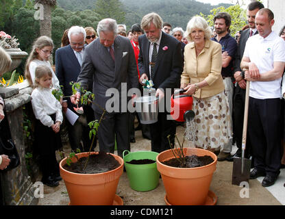 29. März 2011 - Sintra, Portugal - Prinz CHARLES, der Prinz von Wales und seine Frau CAMILLA PARKER BOWLES Pflanzen Rosen in einer Vase im Monserrate Park. Prinz Charles und seine Frau Camilla sind für einen zweitägigen Besuch in Portugal. (Kredit-Bild: © Paul Cordeiro/ZUMAPRESS.com) Stockfoto