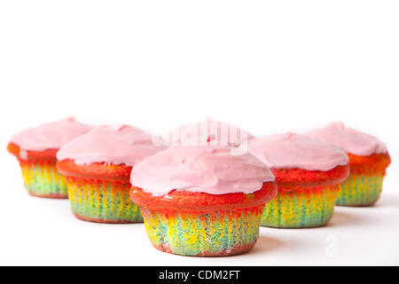 29. März 2011 - Los Angeles, Los Angeles, USA - Bizarre regenbogenfarbenen Muffins mit rosa Zuckerguss auf einem weißen Hintergrund. (Kredit-Bild: © Brandon Parry/Southcreek Global/ZUMAPRESS.com) Stockfoto