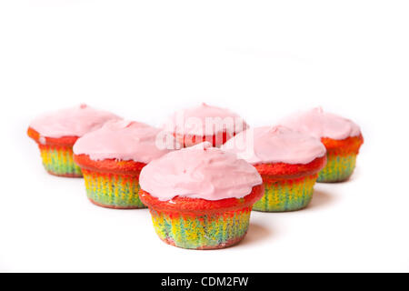 29. März 2011 - Los Angeles, Los Angeles, USA - Bizarre regenbogenfarbenen Muffins mit rosa Zuckerguss auf einem weißen Hintergrund. (Kredit-Bild: © Brandon Parry/Southcreek Global/ZUMAPRESS.com) Stockfoto