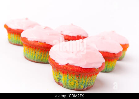 29. März 2011 - Los Angeles, Los Angeles, USA - Bizarre regenbogenfarbenen Muffins mit rosa Zuckerguss auf einem weißen Hintergrund. (Kredit-Bild: © Brandon Parry/Southcreek Global/ZUMAPRESS.com) Stockfoto