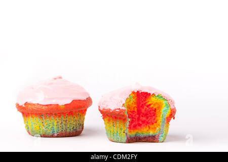 29. März 2011 - Los Angeles, Los Angeles, USA - Bizarre regenbogenfarbenen Muffins mit rosa Zuckerguss auf einem weißen Hintergrund. (Kredit-Bild: © Brandon Parry/Southcreek Global/ZUMAPRESS.com) Stockfoto